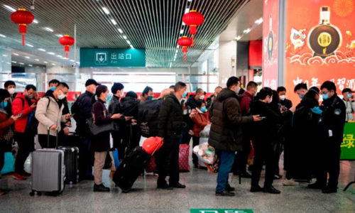 Các hành khách xếp hàng để chờ quét mã QR trước khi vào nhà ga Ôn Châu, Trung Quốc